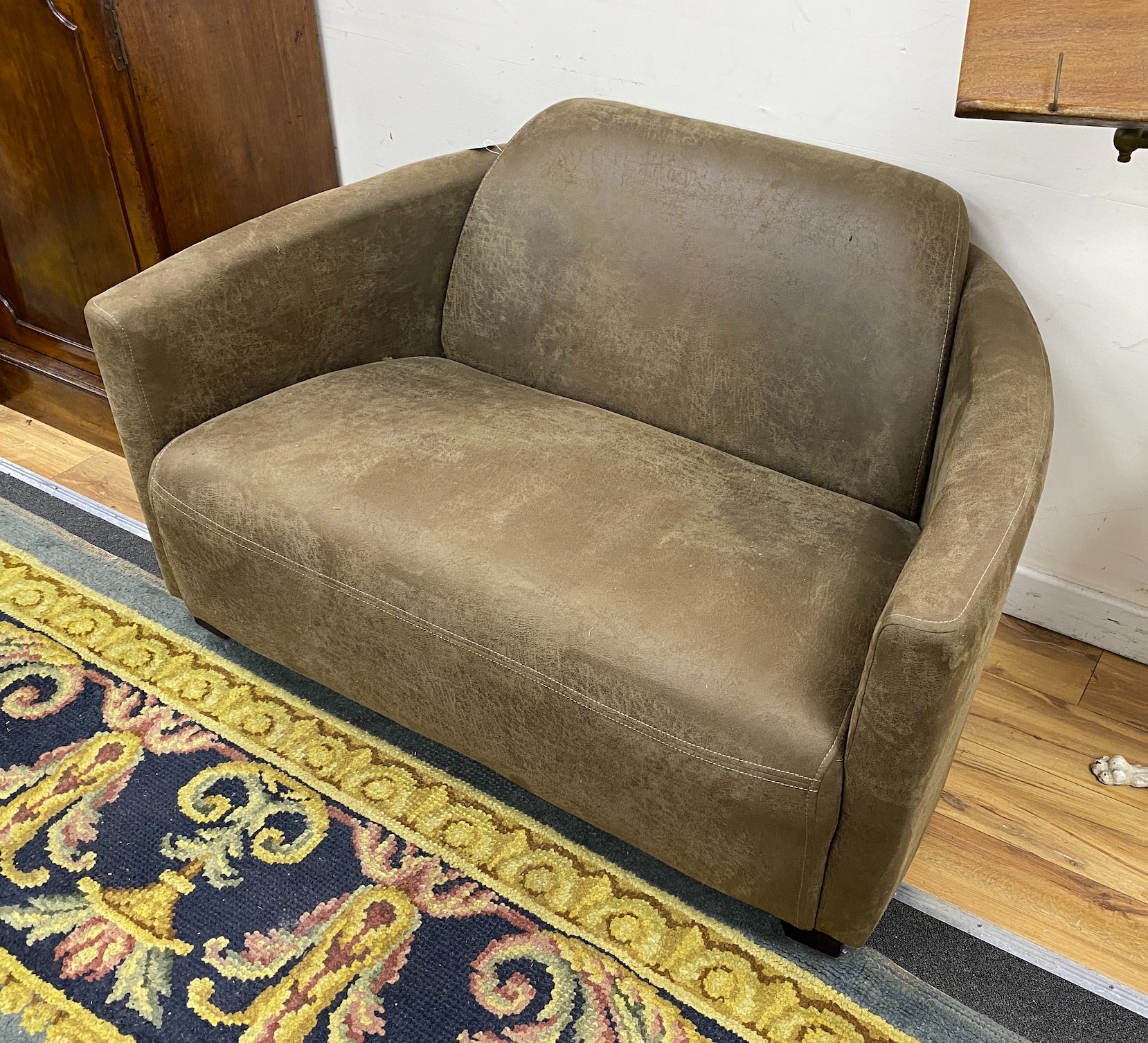 A pair of contemporary brown leather two seater settees, length 124cm, depth 80cm, height 70cm